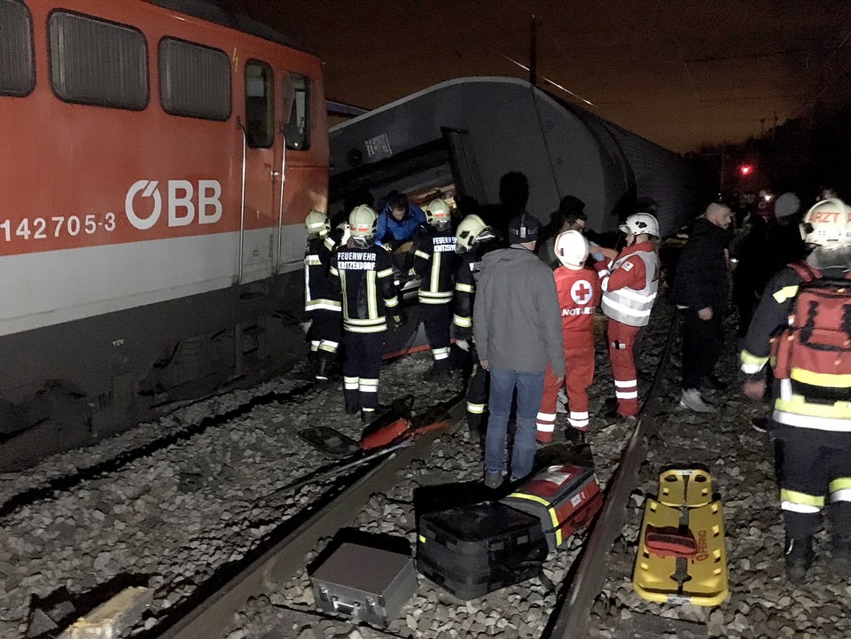 Rettungskräfte bei der Bergung der Passagiere