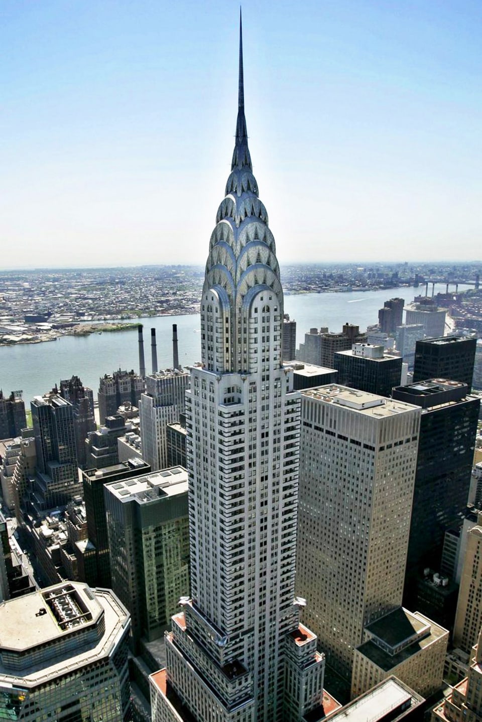 Ein Wolkenkratzer in New York. Es ist das Chrysler Building.