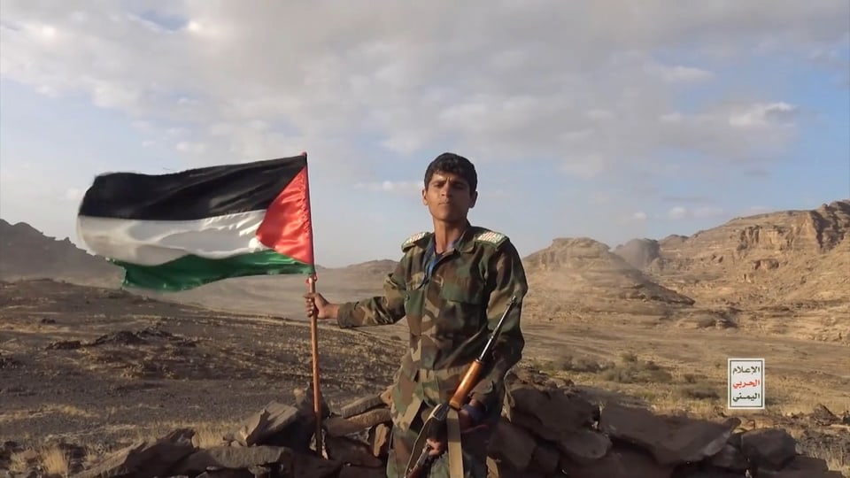 Huthi-Kämpfer lässt sich im Jemen mit Gaza-Flagge abbilden (3.11.2023)