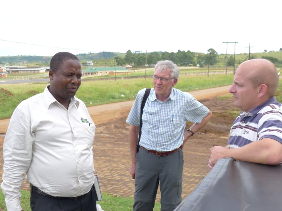 Marnus Gouse, Ökonom an der Universität Pretoria, bei einem Gespräch mit zwei Mitarbeitern.