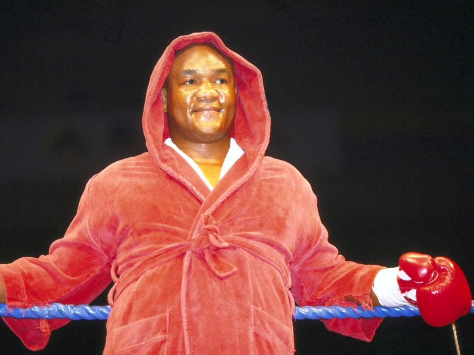 Der Boxer, der seinen ersten Schwergewichtstitel 1973 gewann und später den legendären Kampf «Rumble in the Jungle» gegen Muhammed Ali verlor, trat 1977 zurück. Zehn Jahre später kam er wegen finanziellen Problemen zurück. 1994, wurde er erneut Weltmeister – mit 45 Jahren der älteste in der Geschichte. Nach 20 Jahren hatte er seinen Titel zurück.