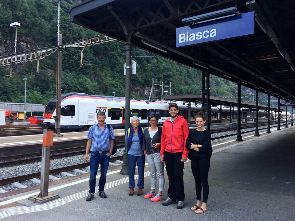 Gruppe steht am Bahnhof Biasca.