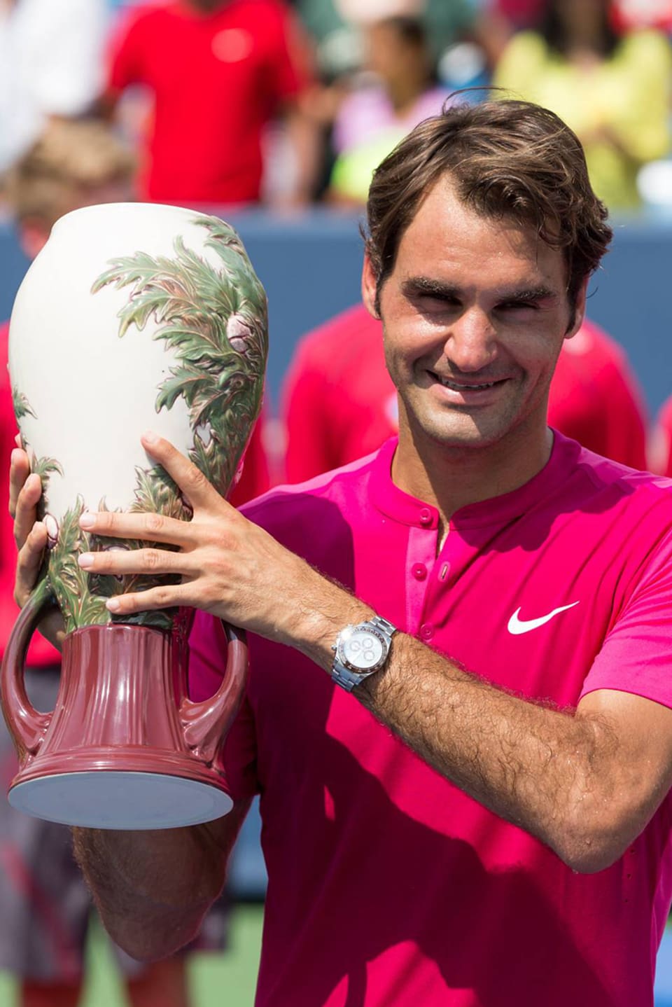 Roger Federer mit Trophäe