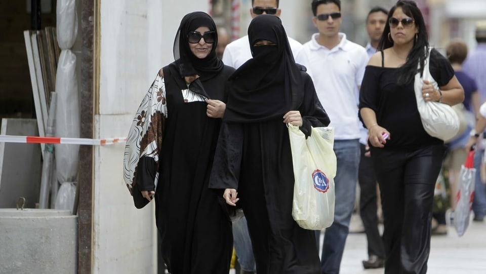 Zwei Frauen mit Niqab