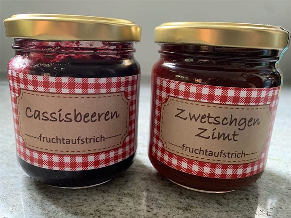 Zwei Konfi-Gläser mit Aufschrift Fruchtaufstrich