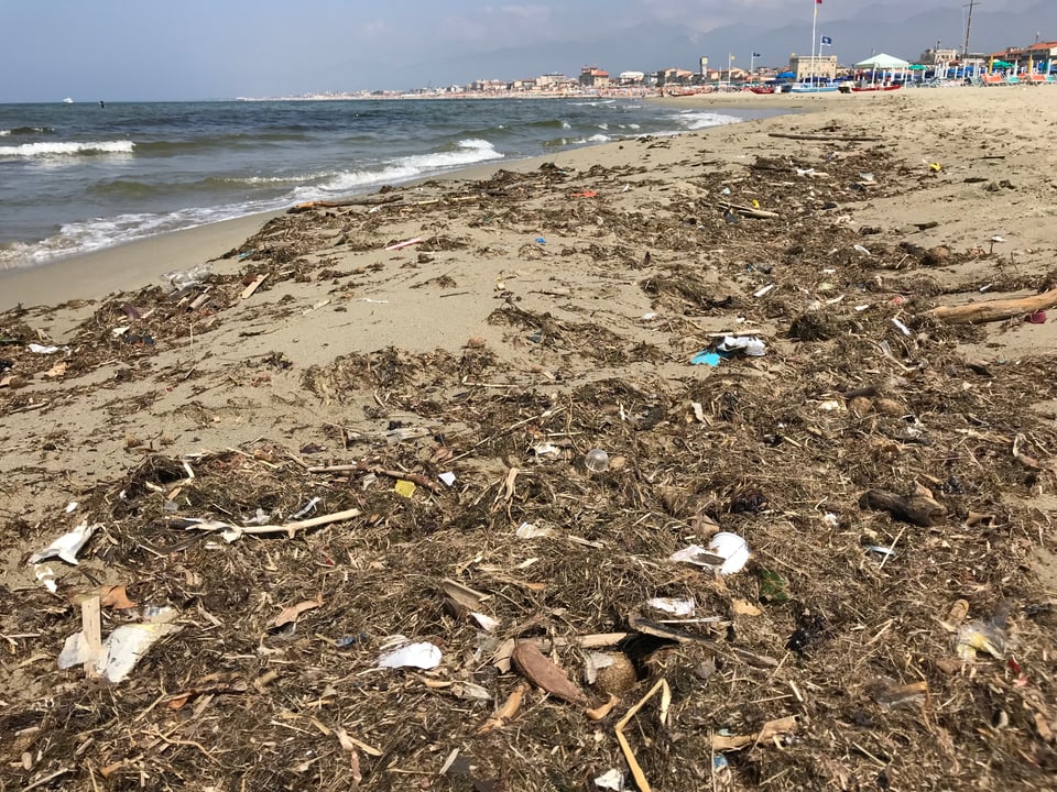 Plastikmüll am Strand von Viareggio.