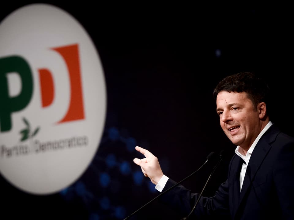 Matteo Renzi vor dem Parteilogo