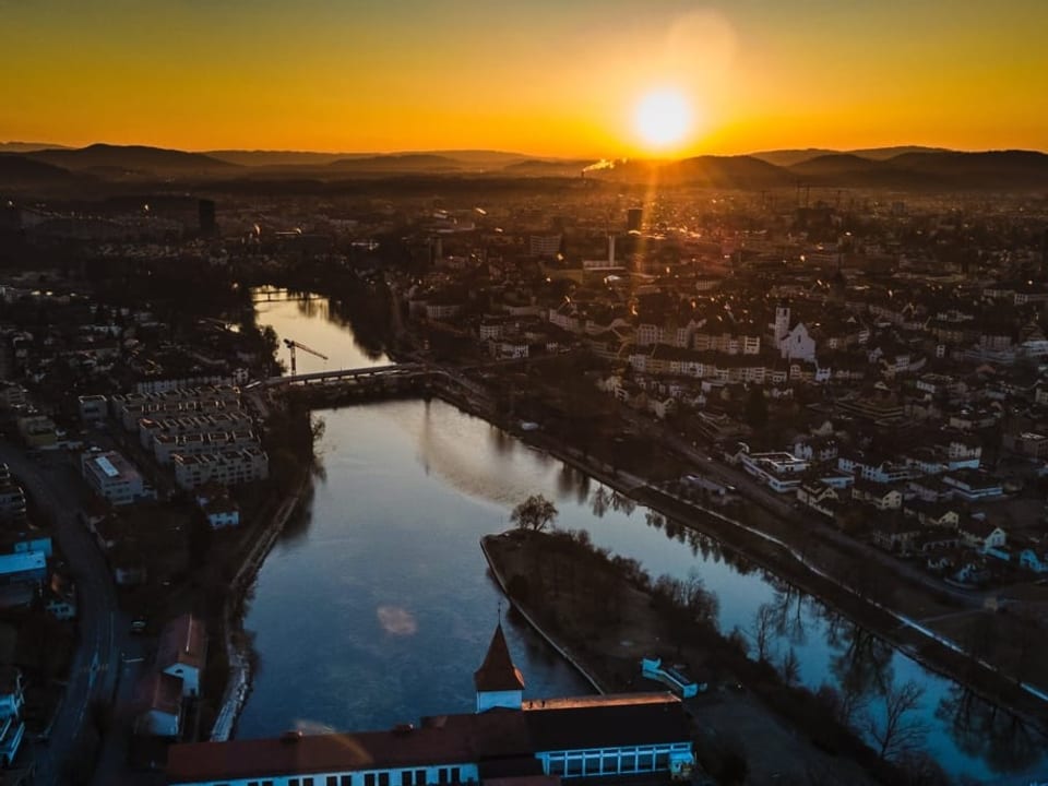 Sonnenaufgang über einer Stadt