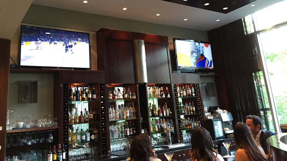 Zwei Fernseher, die Eishockey zeigen