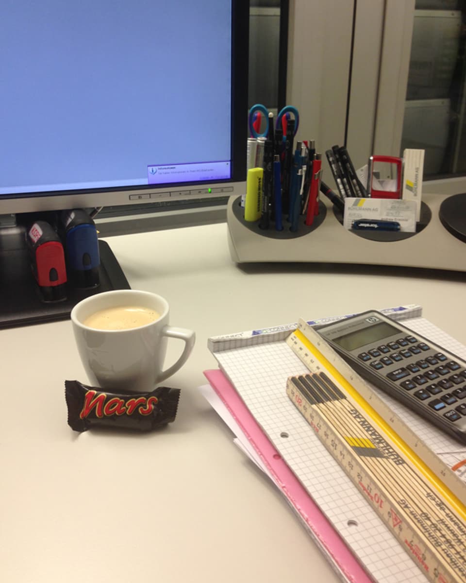 Kaffee und Mars im Büro