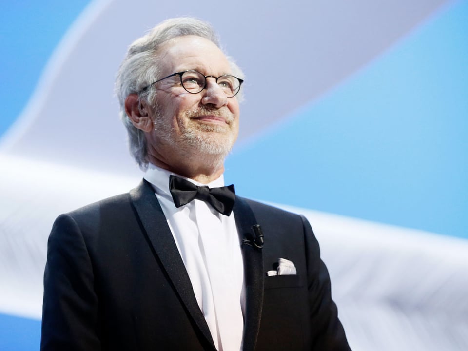Steven Spielberg mit Brille und weissem Haar.