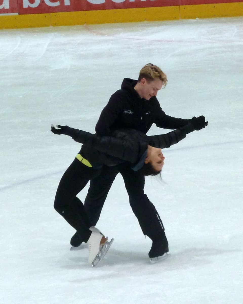 Kristoffer Berntsson und Sarah Meier proben auf dem Eis
