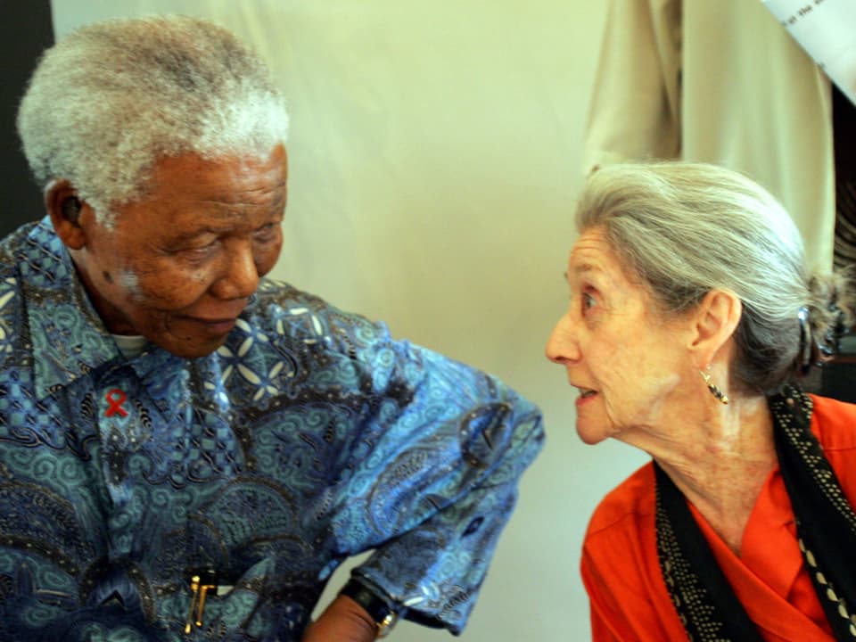 Nadine Gordimer spricht mit Nelson Mandela.