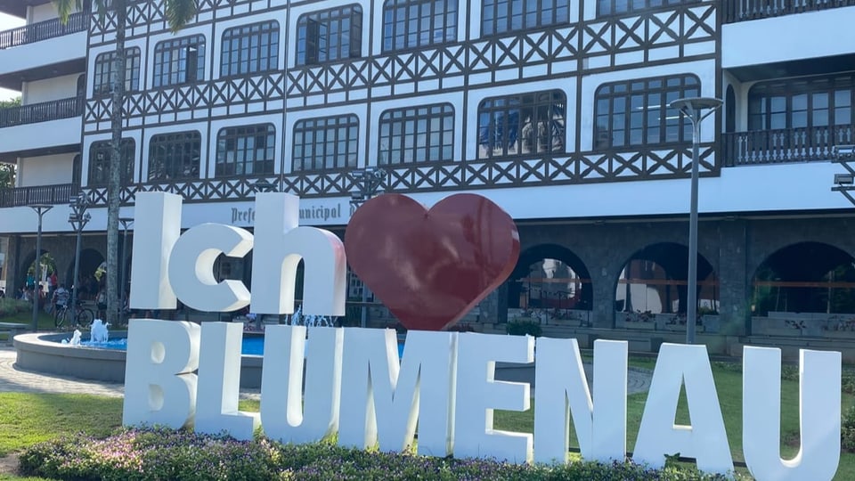 Das Ortsschild der Stadt sagt: Ich liebe Blumenau