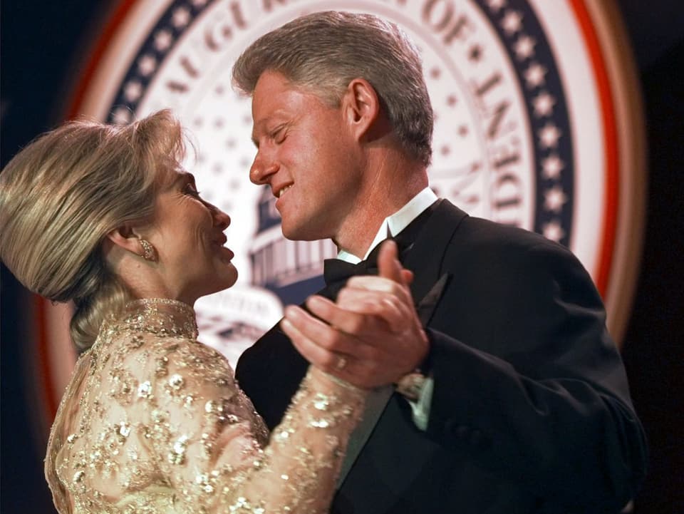 Hillary tanzt mit Bill.