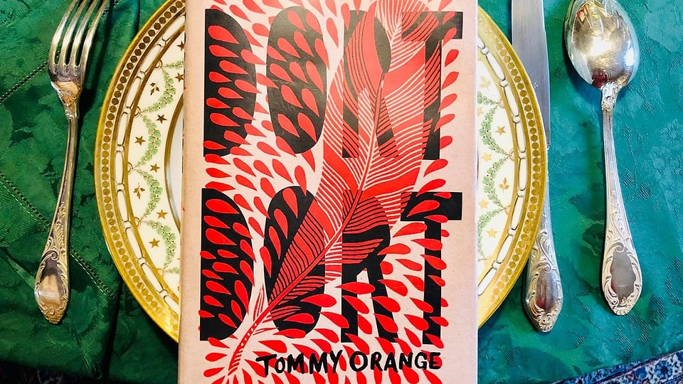 Der Roman «Dort Dort» von Tommy Orange liegt auf einem goldenen Teller. 