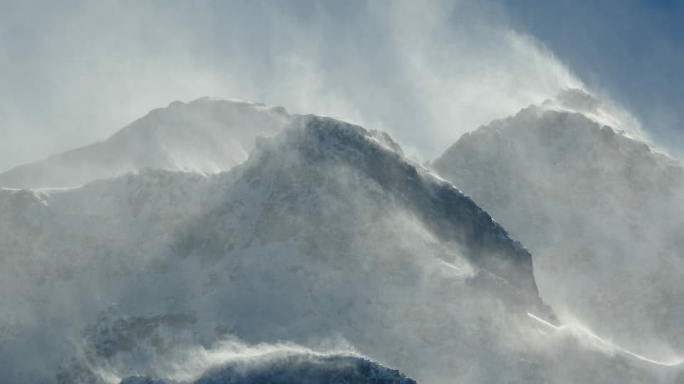 Fliegender Schnee durch Föhnsturm in den Alpen