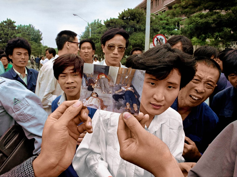 Am 5. Juni versammeln sich Demonstranten und zeigen Bilder von getöteten Protestteilnehmern. Widener nennt das Bild «Dead Heroes».