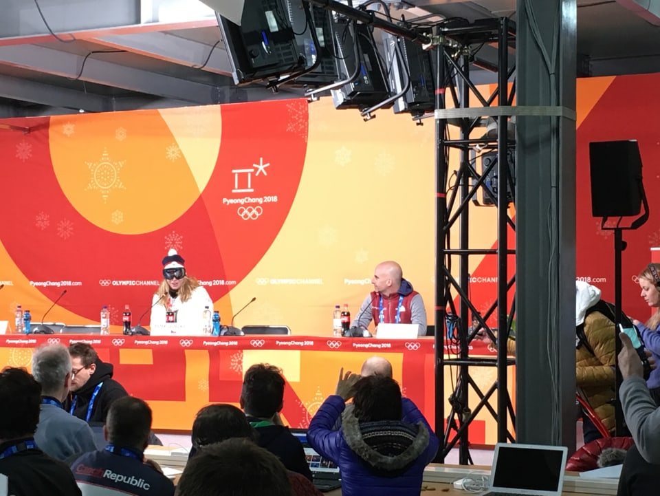 Bestens gelaunt Ester Ledecka unterhielt die Journalisten mit Skibrille.