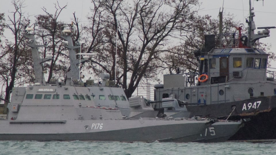 Drei ukrainische Marineboote, vertäut im Hafen von Kertsch.