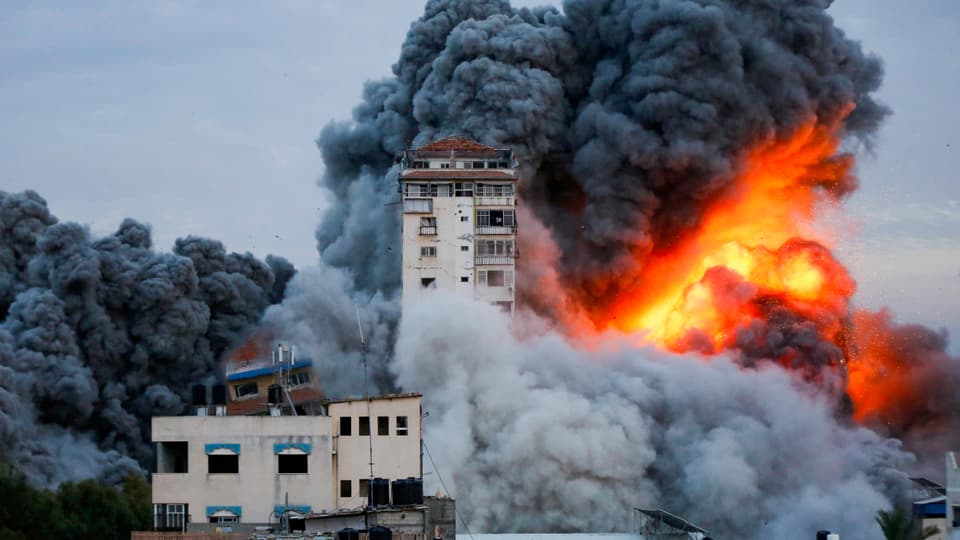 Rauch über brennendem Gebäude.