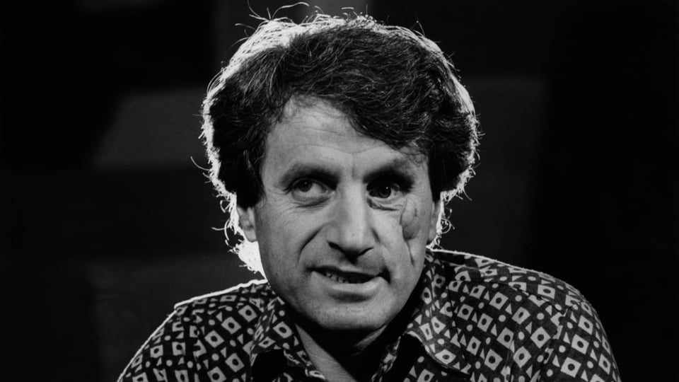 Xenakis mit Narben im Gesicht.