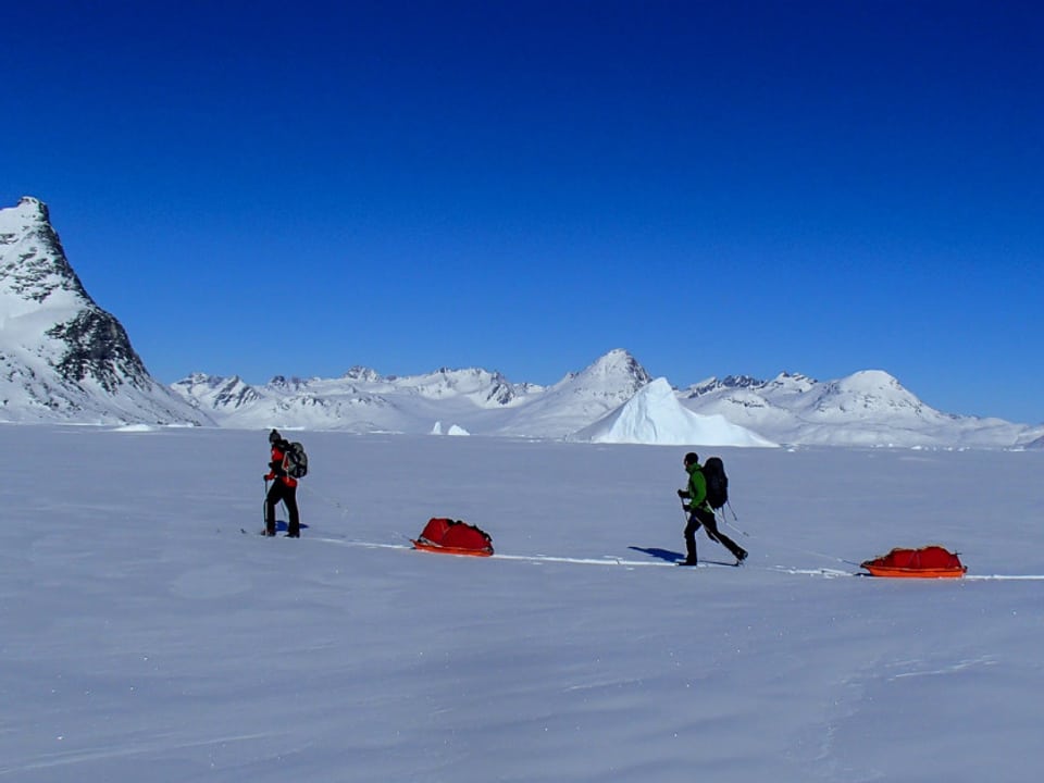 Zwei Teilnehmer einer Expedition streifen durch das ewige Eis.