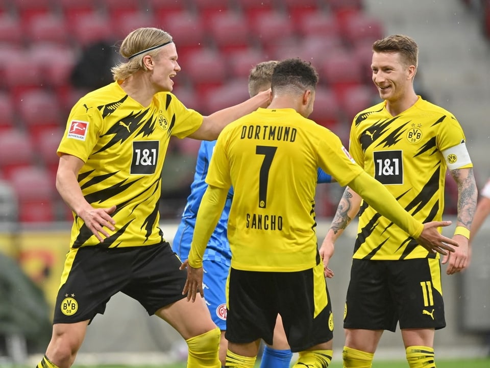 Dürfen sich freuen Dortmunder Spieler jubeln.