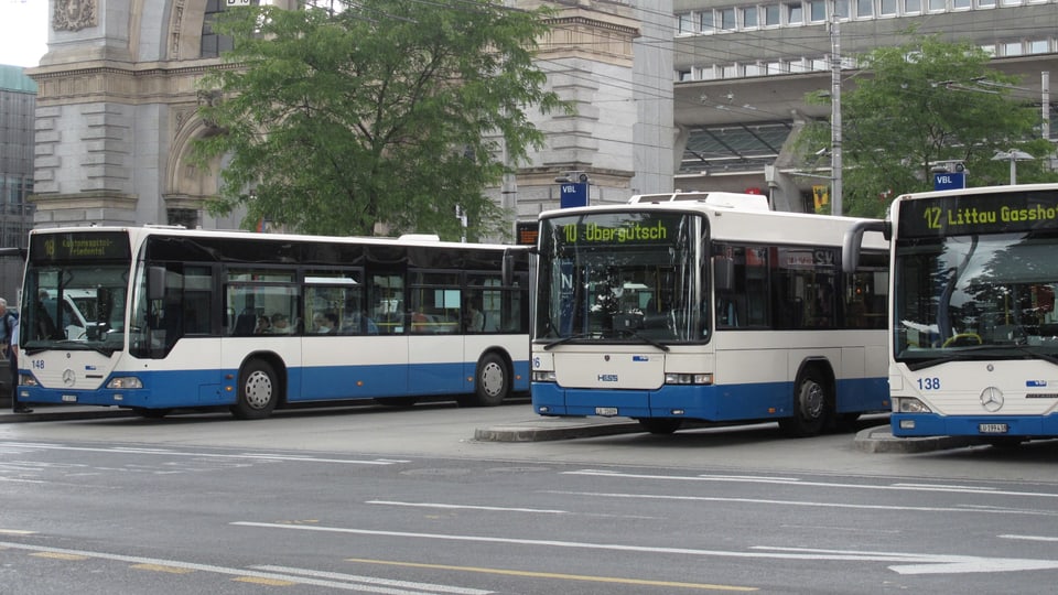 Blau-weisse Busse