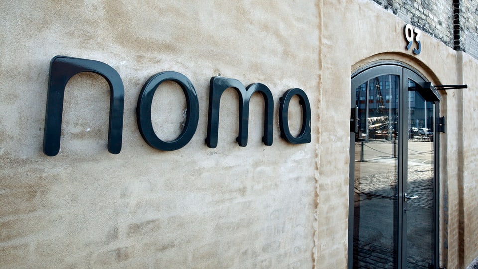 Noma-Logo neben dem Restaurant-Eingang.