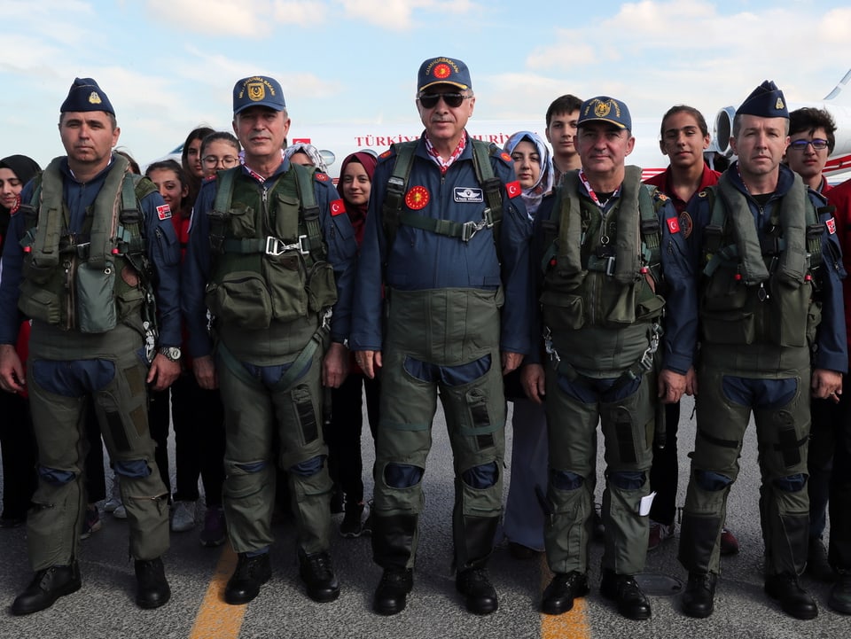 Erdogan mit Begleitern in Pilotenuniform