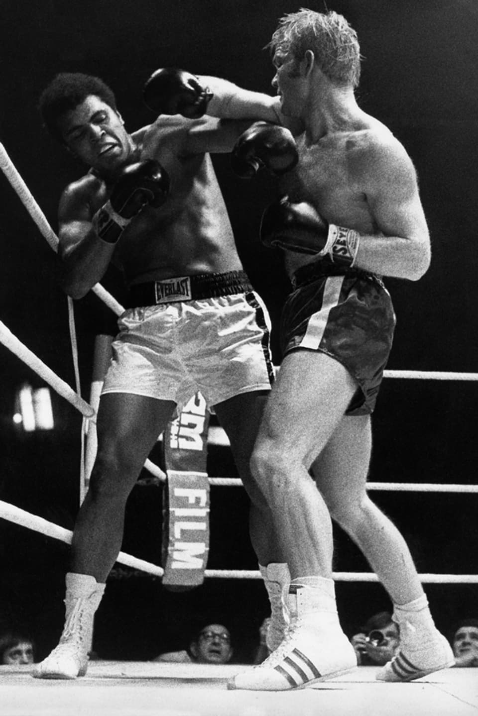 Muhammed Ali boxt gegen Jürgen Blin.