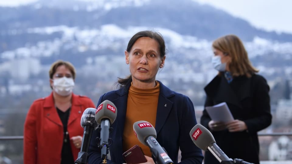 Nationalrätinnen M. Rüegger (SVP), Magdalena Martullo-Blocher (SVP) und Petra Gössi (FDP) an einer Corona-PK im 2020.