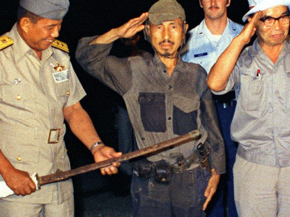 Hiroo Onoda bei seiner persönlichen Kapitualation 1974