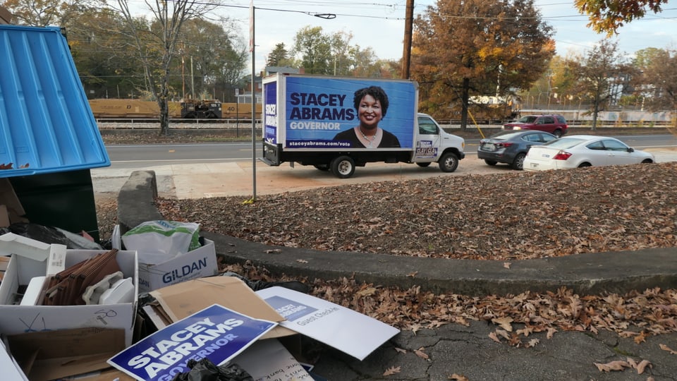 Das Wahlkampfmaterial der unterlegenen Demokratin Stacey Abrams wird entsorgt. 
