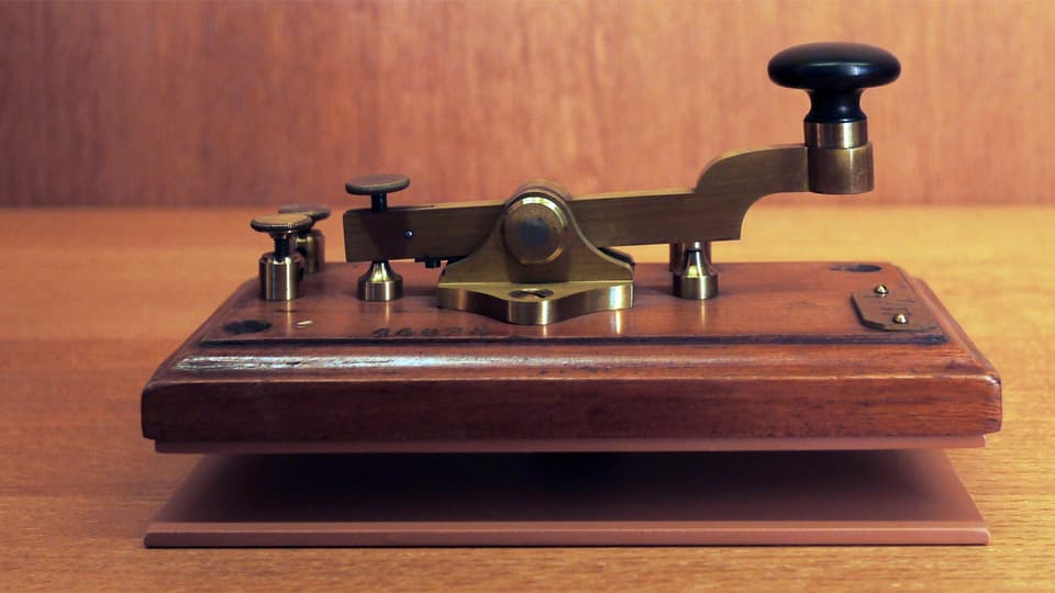 Ein altmodischer, hölzerner Morseapparat.