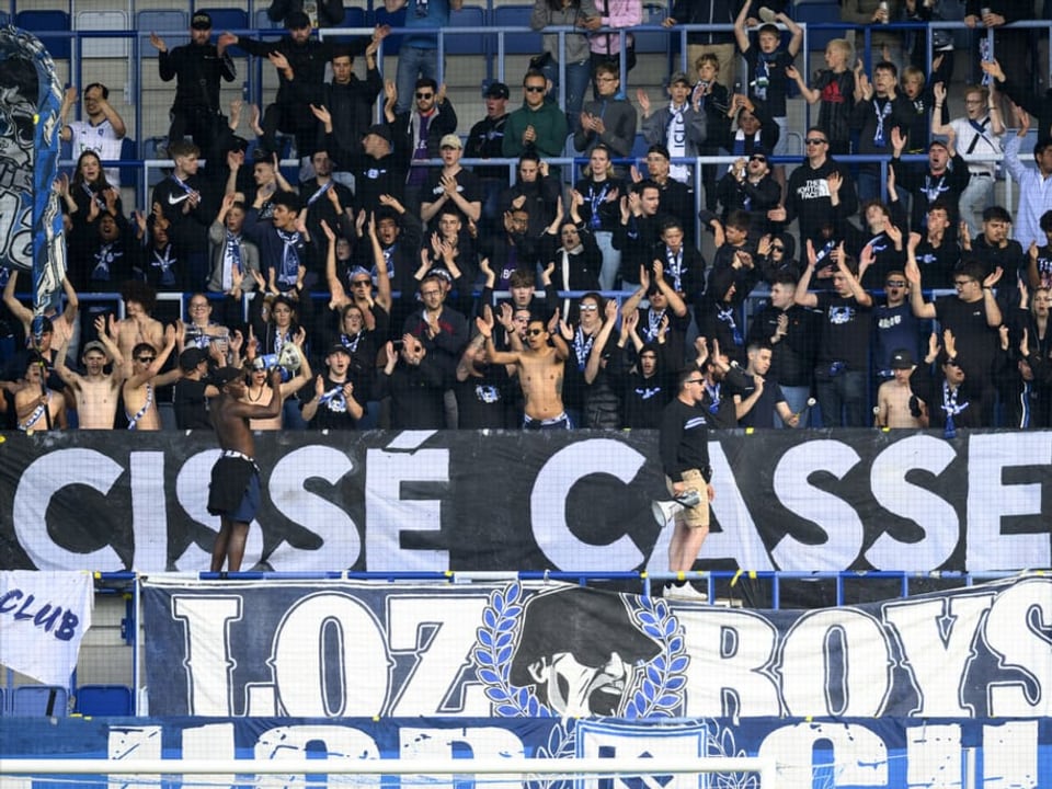 Für die Fans der Hauptschuldige Die Fans der Lausanner mit Schmäh-Plakaten