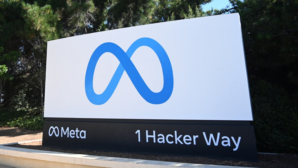 Schild von Meta mit Logo und der Adresse 1 Hacker Way.