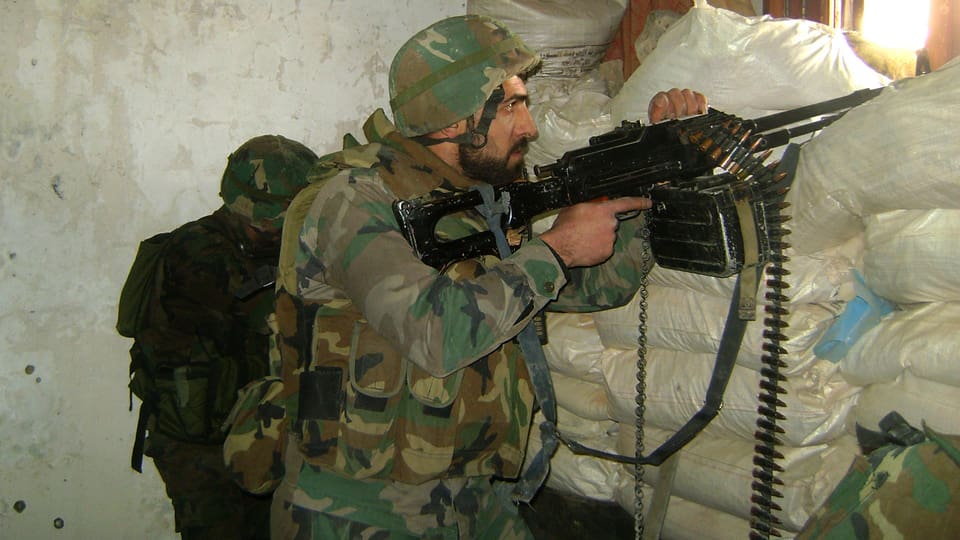 Ein Soldat der syrischen Armee mit Gewehr