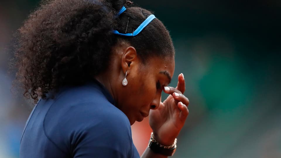 Serena Williams greift sich an den Kopf.