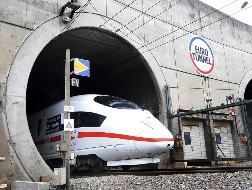 Ein Zug kommt aus dem Eurotunnel.