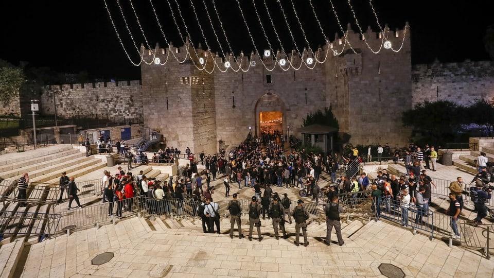 Gitter und Polizeiaufgebot am Damaskustor in Jerusalem