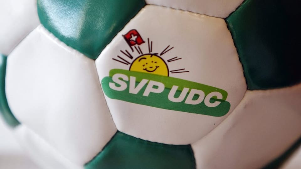 Ein Fussball mit einem SVP-Logo.