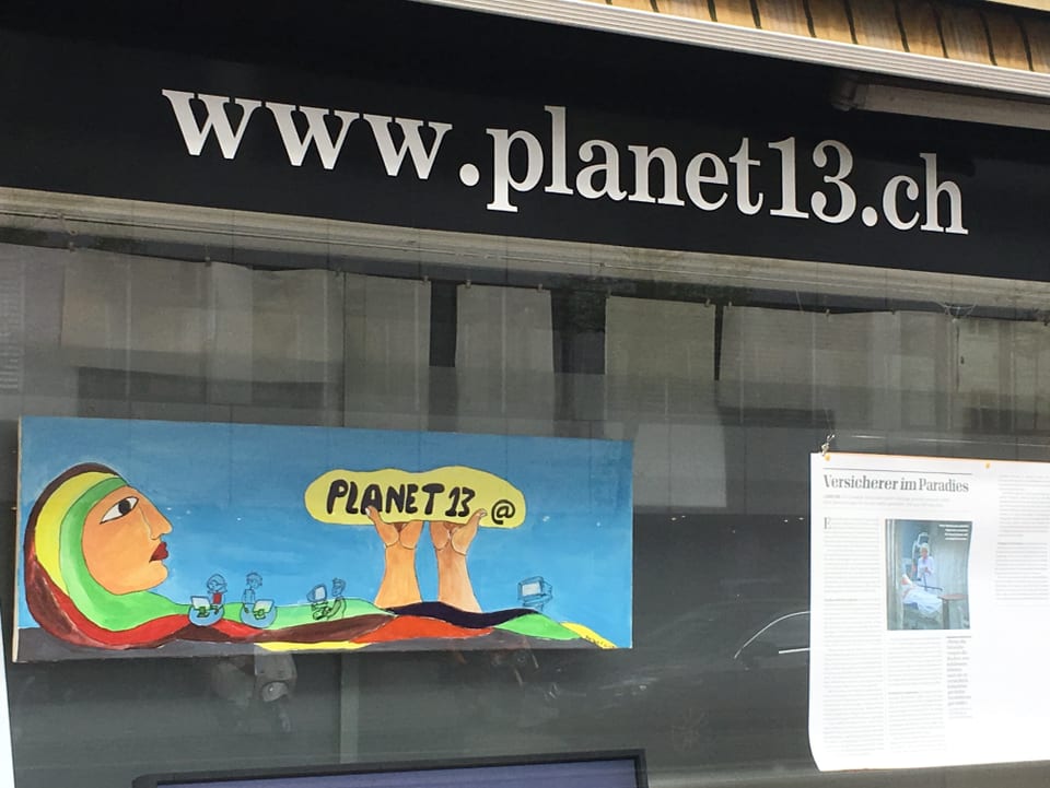 Blick auf das Schaufenster des Internetcafés «Planet 13»