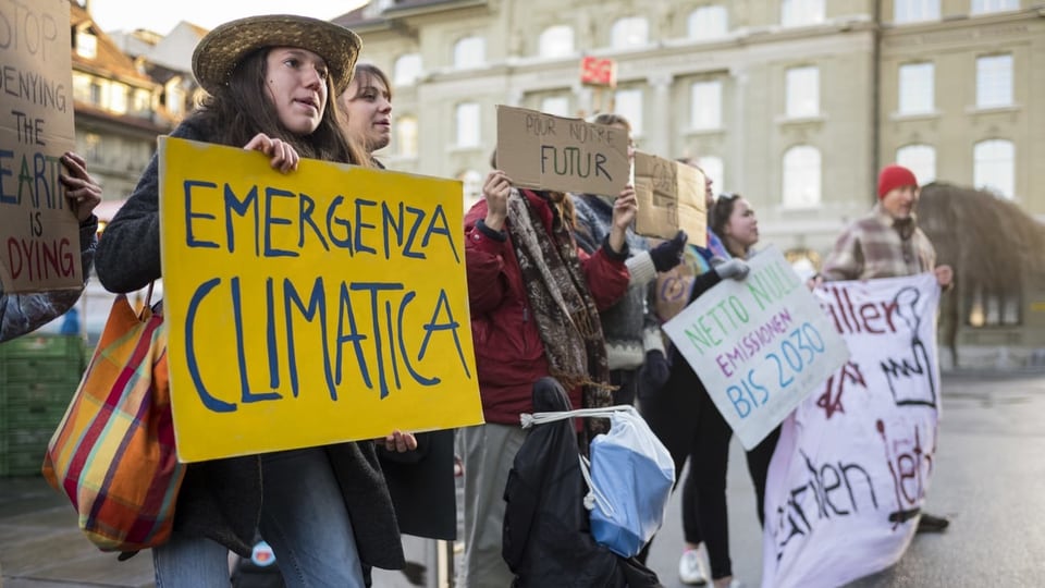 Eine Demonstrantinnen mit einem Plakat