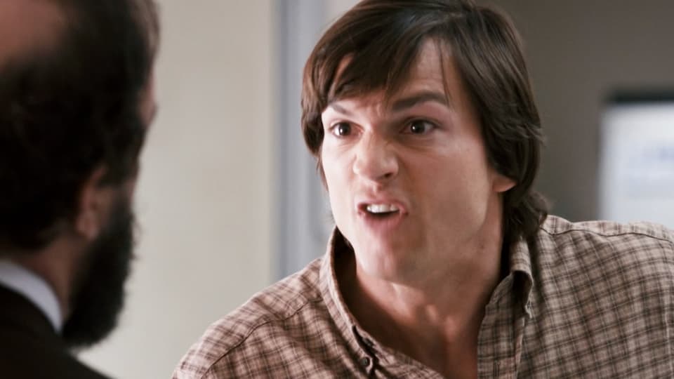 Ashton Kutcher schreit wütend.