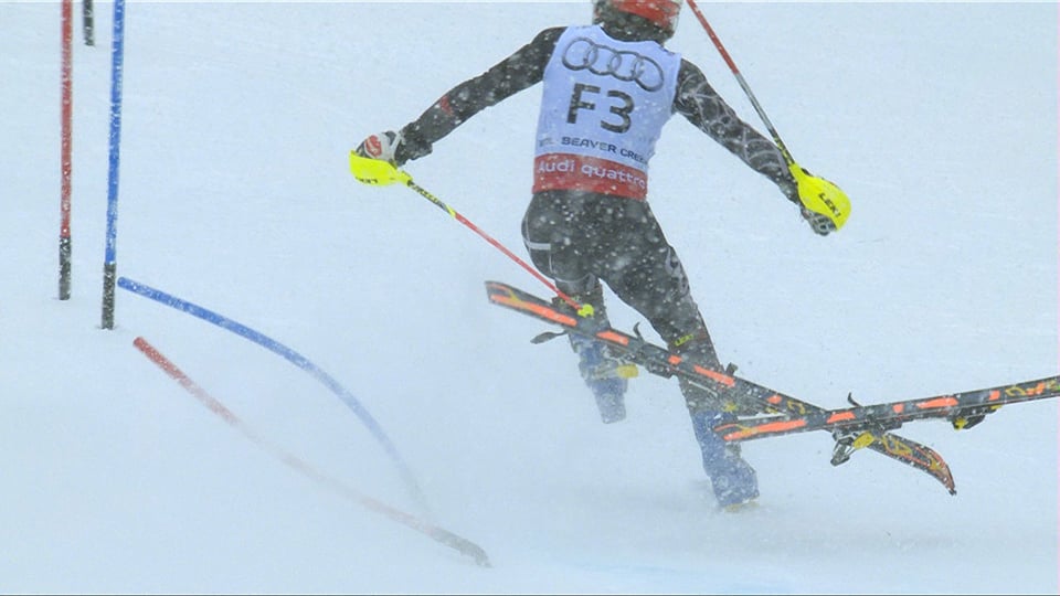 Skifahrer verliert Ski.