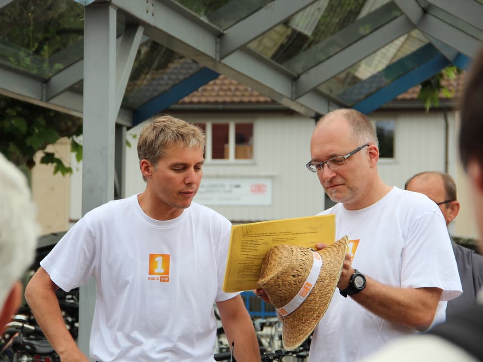 Reto Scherrer erhält vor dem Abmarsch letzte Instruktionen von Produzent Marcel Hähni.