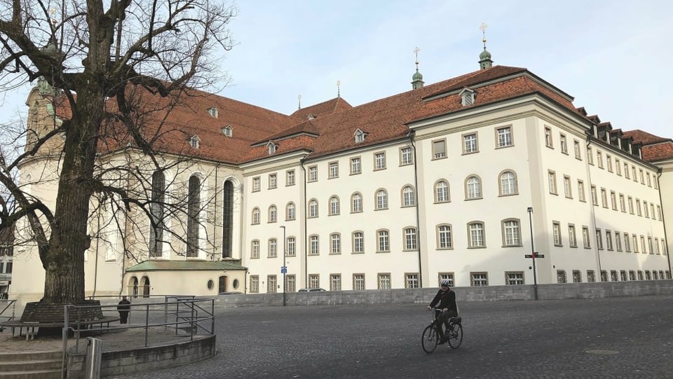 Blick in die Stiftsbibliothek, deren Boden gebürstet und poliert wird.