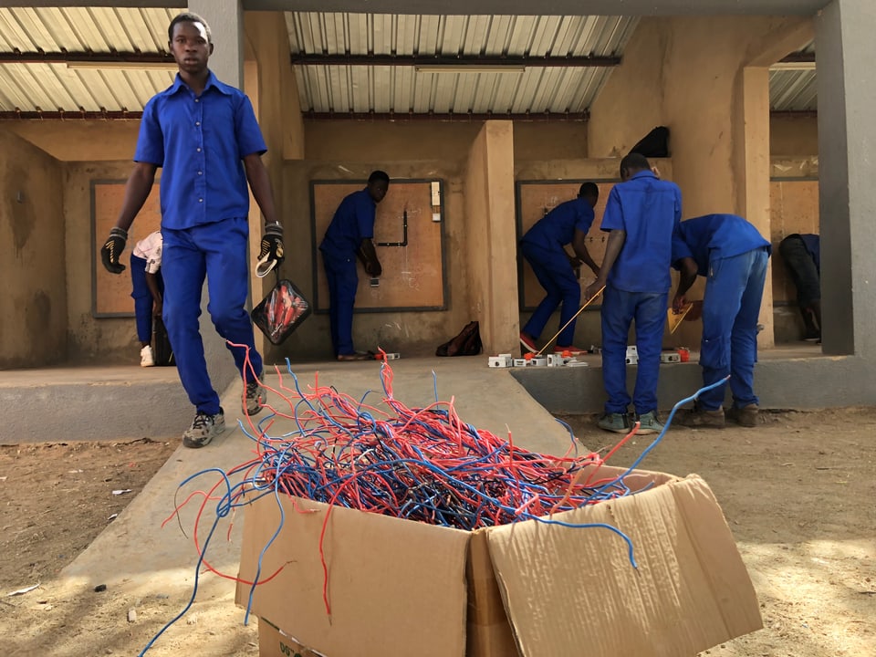 Unsere Crew in Burkina Faso besuchte am Montag auch ein Lehrlingszentrum mit jungen Elektrikern.